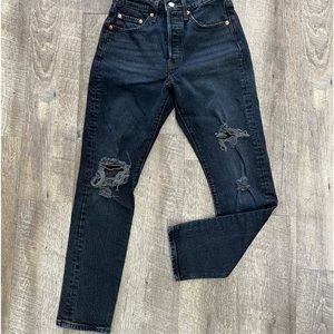 These are Levi’s 501s. Size 25, purchased from Free People and only worn twice.